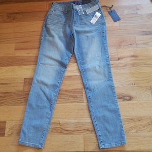 NWT.  NYDJ.  Clarissa ankle jeans. Size 4